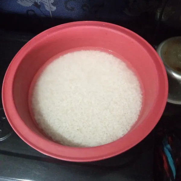 Cuci beras ketan lalu rendam kurang lebih 30 menit.