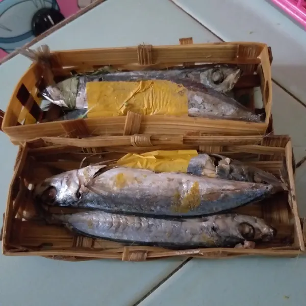 Siapkan 6 buah ikan pindang keranjang, buang bagian kertas yang menutup perut ikan pindang. kemudian panaskan minyak dan goreng hingga matang.