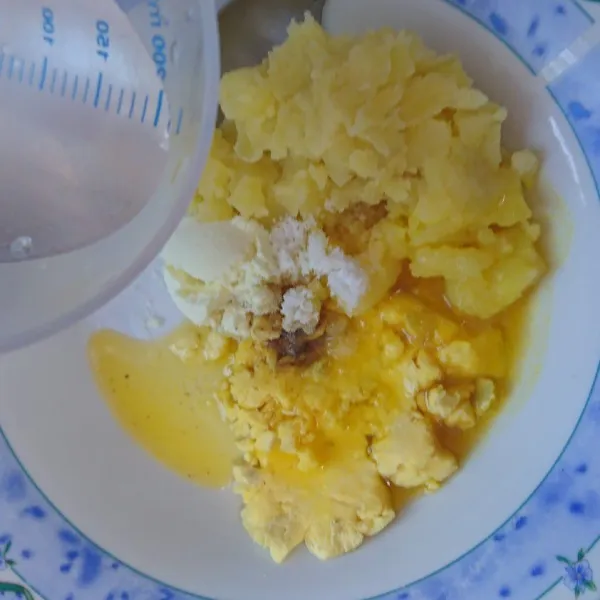 Saus: aduk kuning telur, kentang, susu bubuk, garam, merica bubuk, gula pasir, cuka, margarine, dan air. Aduk rata.
