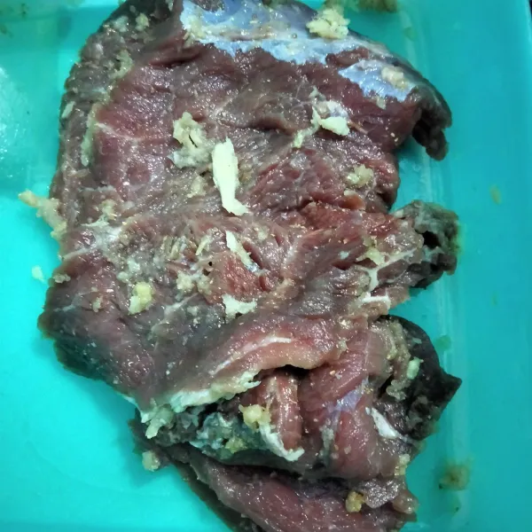 Haluskan bumbu rebusan, balurkan ke daging dan diamkan selama 20 menit agar bumbu meresap