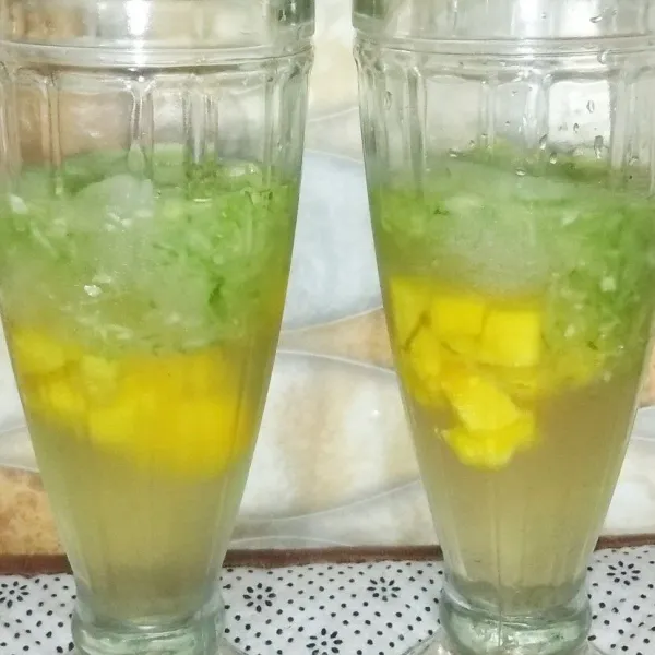 Lalu masukkan timun serut dan tuang sirup gula. Es timun setut mangga siap dihidangkan.