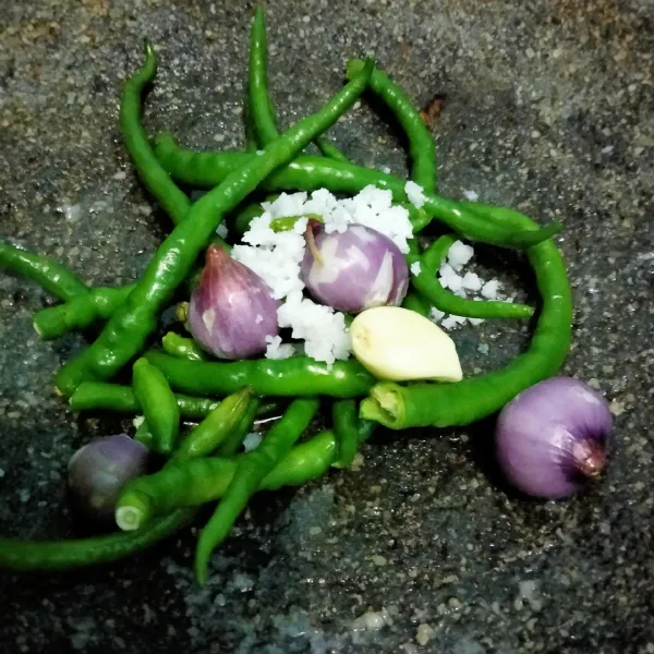 Siapkan ulekan, ulek kasar cabai hijau, bawang merah, bawang putih, dan garam