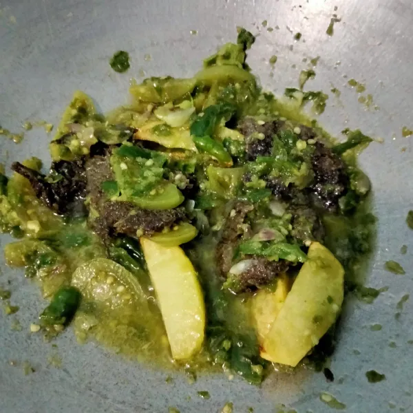 Masukkan daging dan kentang, aduk rata. Dendeng Batokok Lado Mudo siap disajikan