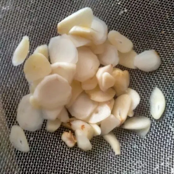 Potong-potong bawang putih dan kecur.
