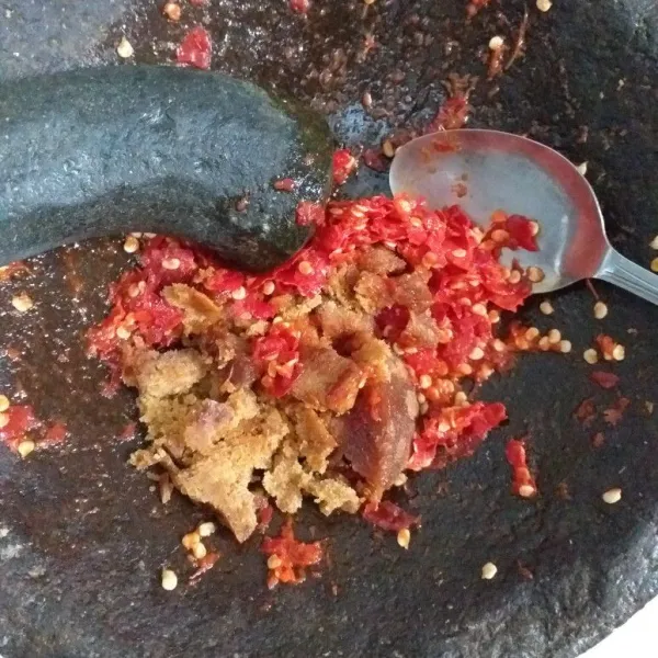 Ulek cabai merah keriting bersama gula merah