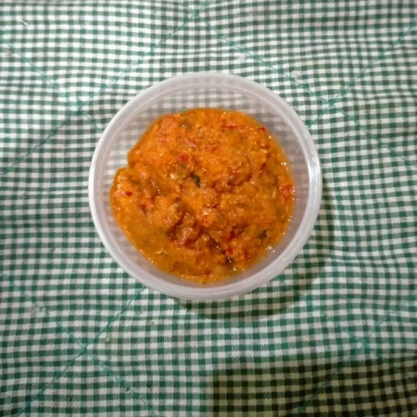 Haluskan seluruh bumbu, kemudian sisihkan