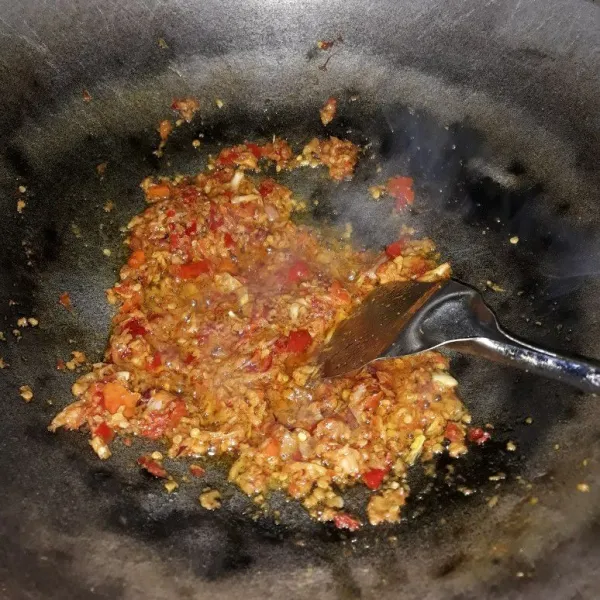 Selanjutnya tumis bumbu halus hingga harum