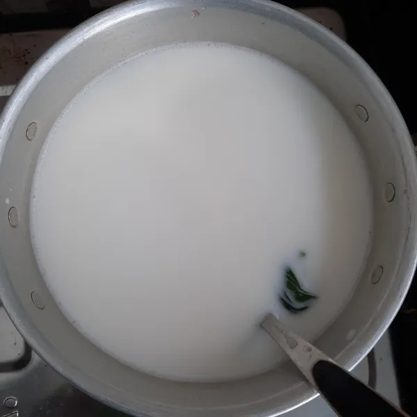 rebus semua bahan kuah susu santan hingga mendidih. koreksi rasa.