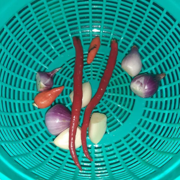 Siapkan bahan bumbu halus (bawang merah, bawang putih, cabai merah, dan cabai setan)