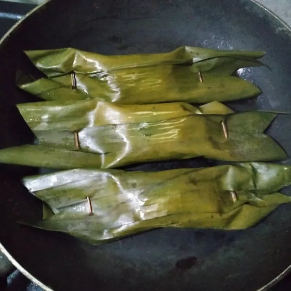 Jika pepes sudah selesai dikukus, angkat dan panggang di atas teflon. Hal ini berguna untuk mengurangi kadar air pada pepes sehingga membuat pepes lebih tahan lama. Jika sudah selesai, pepes ikan tongkol siap disajikan dengan nasi hangat.