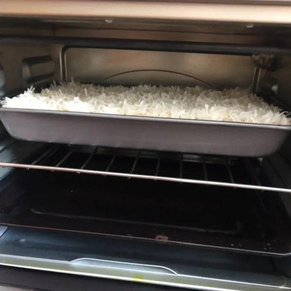Panggang macaroni dalam oven bersuhu 150 derajat celcius selama 30 menit lalu angkat