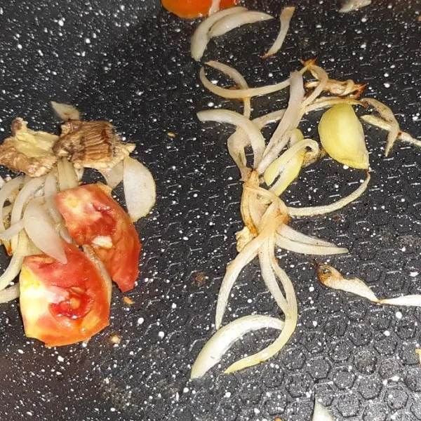 Tumis bawang bombai, bawang putih, dan tomat sampai harum