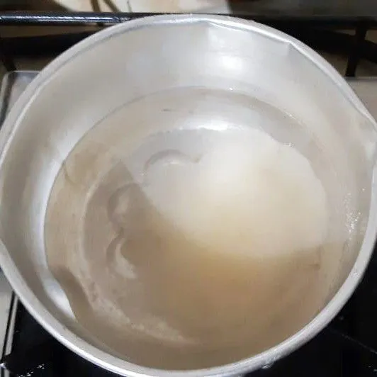 Sirup gula : masukkan gula ke dalam panci yang berisi air.