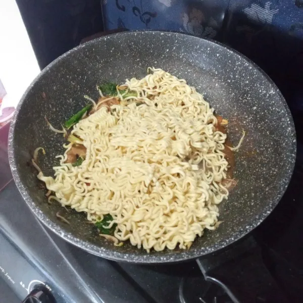 Masukkan mie aduk rata