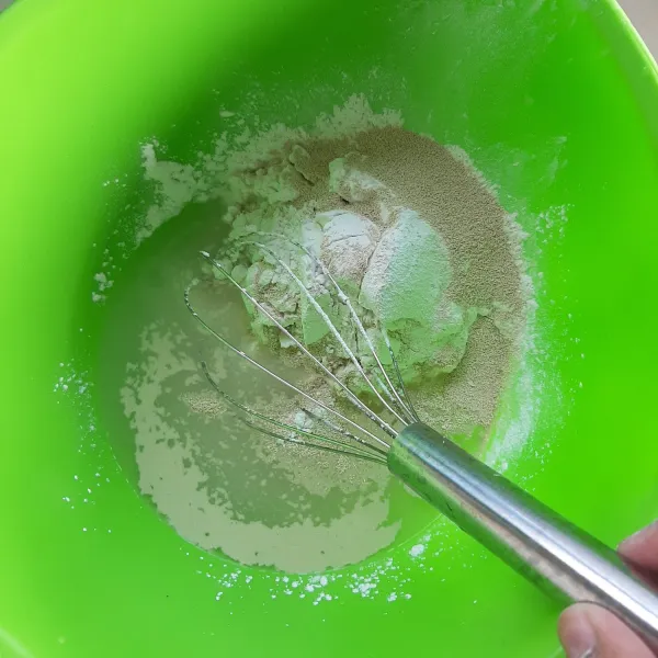 Campurkan tepung beras, air, vanili bubuk, dan fermipan ke dalam wadah kemudian aduk rata. Tutup adonan dan diamkan 1 jam.