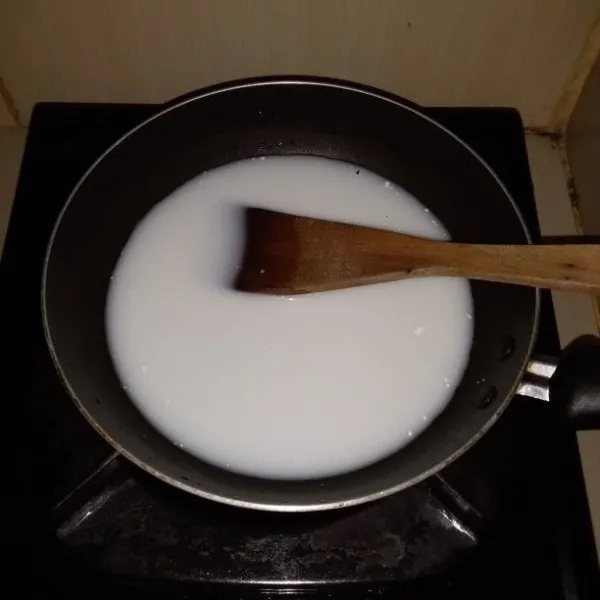 Rebus santan dan bawang putih. Sambil diaduk agar santan tidak pecah.