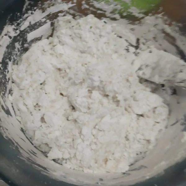 Aduk asal saja menggunakan spatula. Jangan sampai tercampur rata, biarkan bergerindil dan masih ada tepung yang belum tercampur.