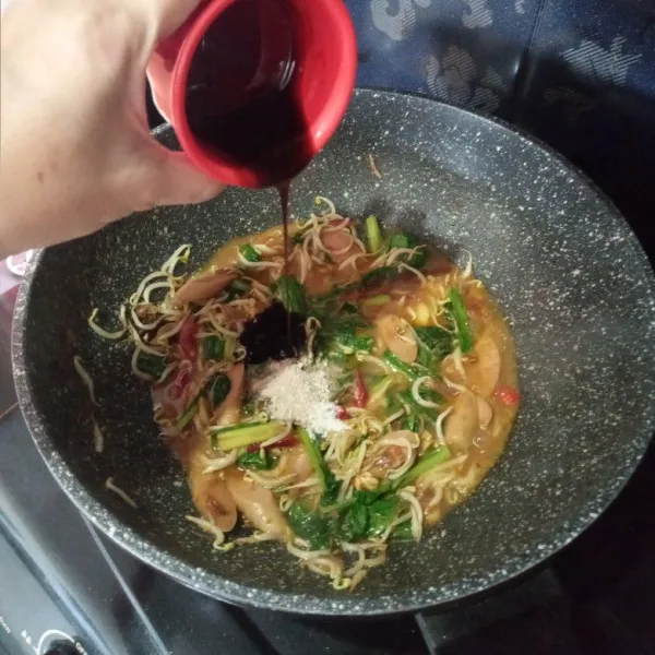 Tambahkan air dan bumbu pelengkap, tes rasa, jika ada yang kurang silahkan tambahkan
