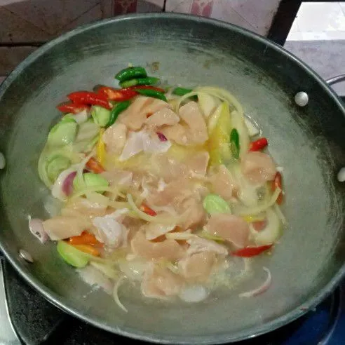 Tambahkan ayam, aduk rata, dan masukkan 30 ml air