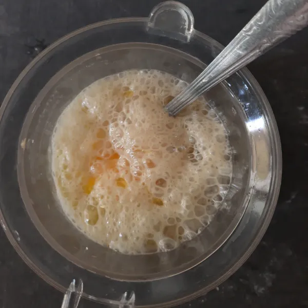 Masukkan telur dan minyak goreng. Aduk hingga merata.