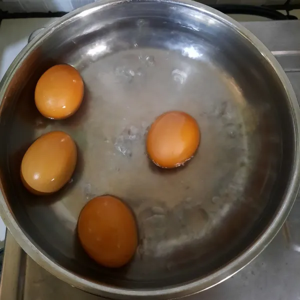 Rebus telur hingga matang, kupas dan sisihkan.