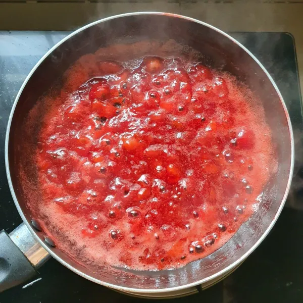 Masak hingga mendidih dan stroberi hancur.