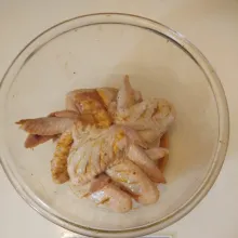 Marinasi sayap ayam dan diamkan -+15menit sampai bumbu meresap