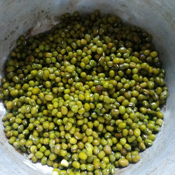 Cuci bersih kacang hijau.