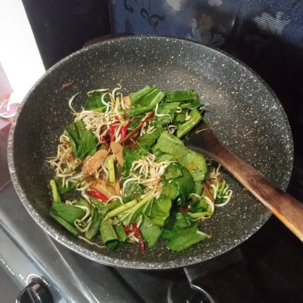 Masukkan sayuran dan sosis, aduk rata
