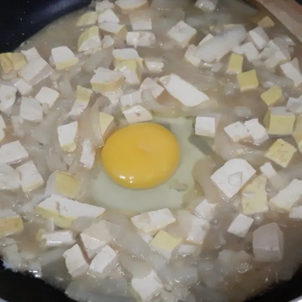 Masukkan telur aduk rata. Setelah telur matang, masukkan saus tiram, kecap asin dan minyak wijen. Tambahkan gula dan garam. Aduk rata