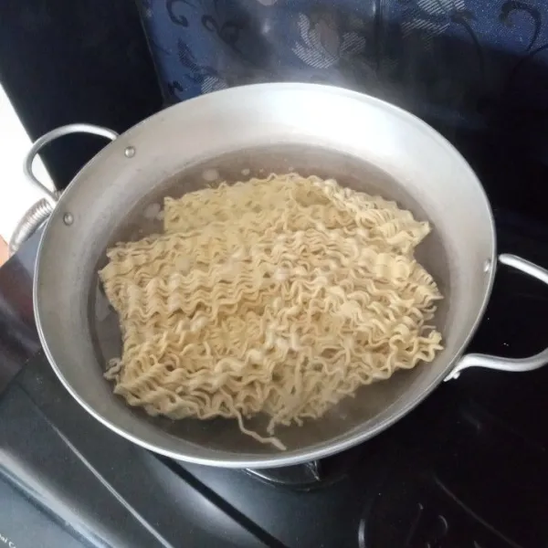 Rebus mie setengah matang, tiriskan