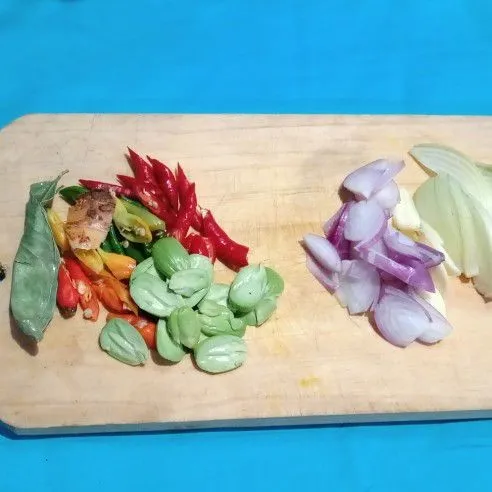 Cincang bahan-bahan kecuali petai, lengkuas, dan daun salam