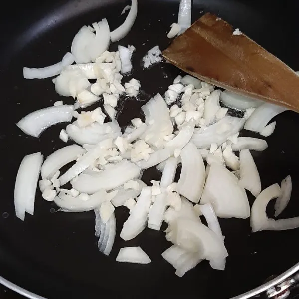 Tumis bawang putih dan bawang bombay sampai layu dan wangi. Tambahkan air