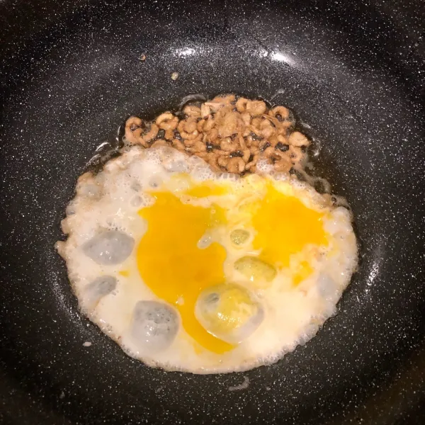 Panaskan minyak secukupnya lalu tumis udang ebi hingga harum lalu orak arik satu butir telur hingga matang.