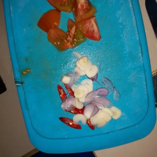 Rajang bawang merah, bawang putih, tomat, dan cabai merah