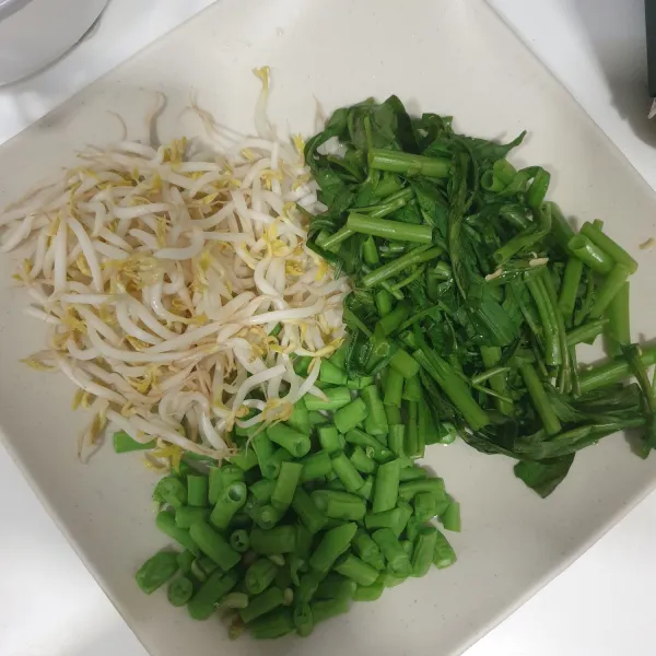Kukus Selama 3 menit sayur kangkung, kacang panjang, dan Tauge. Angkat dan sisihkan