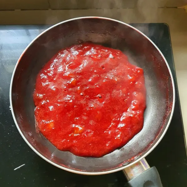 Tambahkan larutan maizena dan air, aduk hingga rata dan mengental.