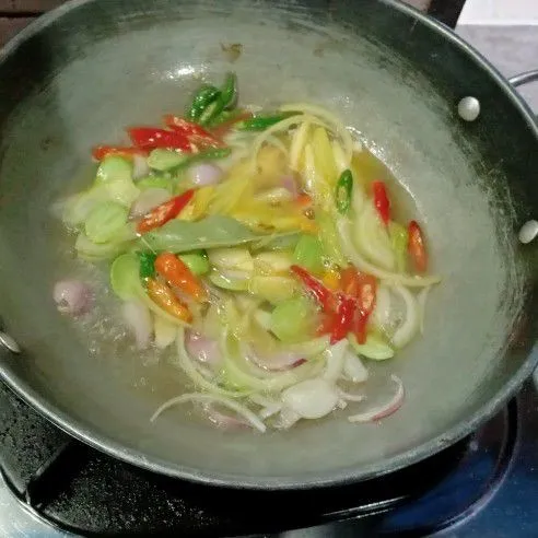 Tumis bumbu dengan margarine dan minyak wijen