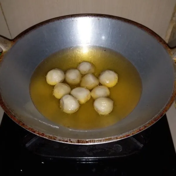 Panaskan minyak goreng. Goreng pempek hingga matang. Gunakan api kecil agar aman.