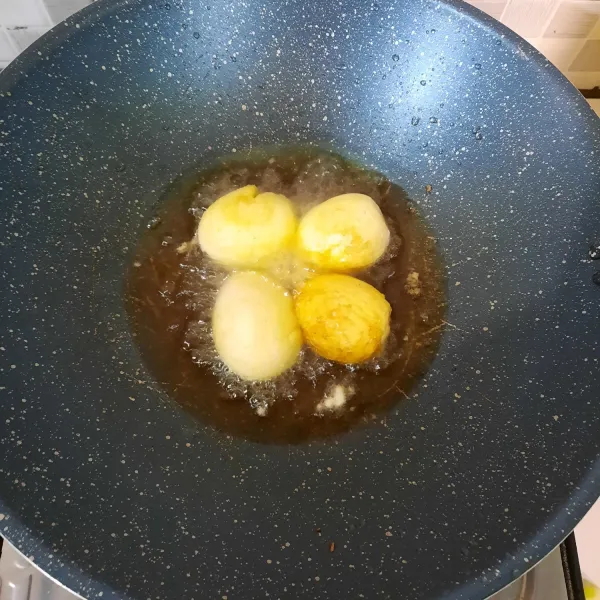 Goreng telur di dalam minyak panas. Angkat dan tiriskan.