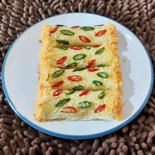 Celupkan bagian sisi kanan dan kiri roti ke dalam mayonaise lalu gulingkan ke serundeng kelapa/ abon. Siapkan piring saji, tata floss roll roti tawar di atas piring saji. Siap dihidangkan.