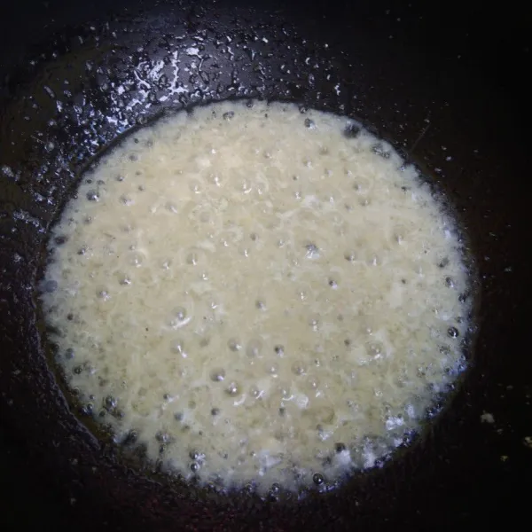 Haluskan bawang putih dan jahe. Tumis bumbu hingga matang dan harum. Tambahkan merica, garam, dan kaldu.