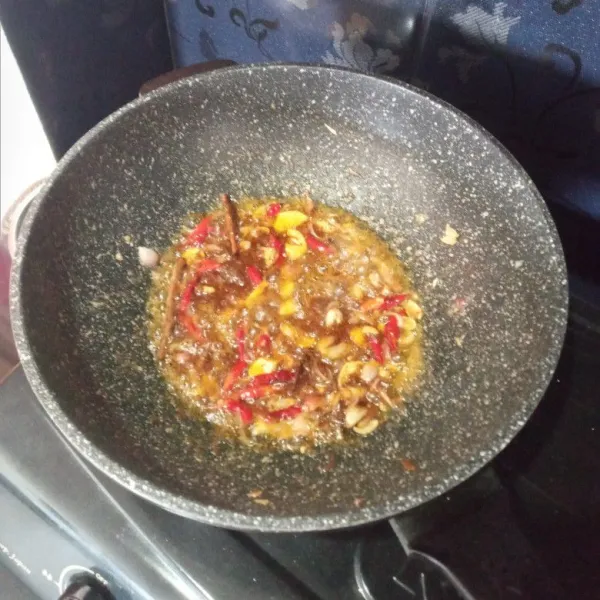 Panaskan minyak, tumis bumbu iris, bumbu instan, dan bumbu rempah sampai harum dan matang