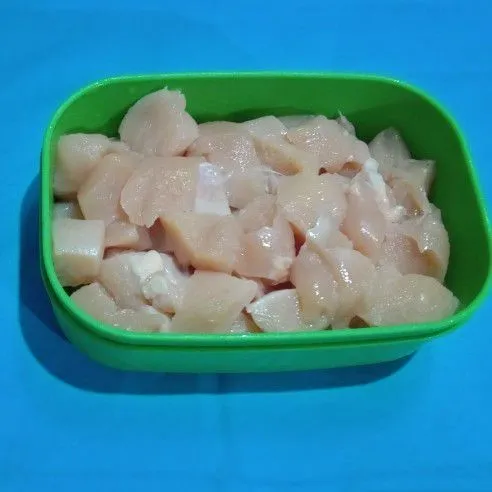 Cuci bersih dada ayam, potong dadu