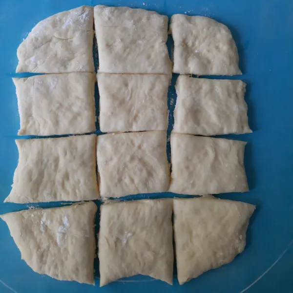 Kempeskan adonan, gilas dengan rolling pin dan diamkan kembali selama 20 menit. Potong adonan sesuai selera.