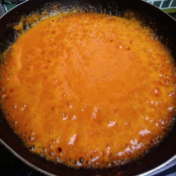 Haluskan semua bahan, lalu tumis hingga sambal matang.
