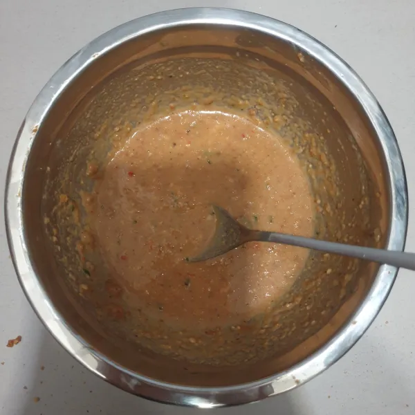 Tuangkan air panas ke dalam sambal pecel, aduk sampai tercampur rata
