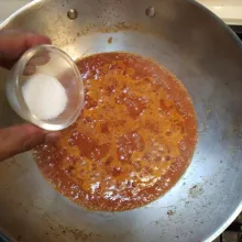 Tambahkan sedikit bubuk balado serba guna, gula, dan garam