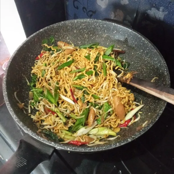 Masak hingga air menyusut, pindahkan ke piring saji