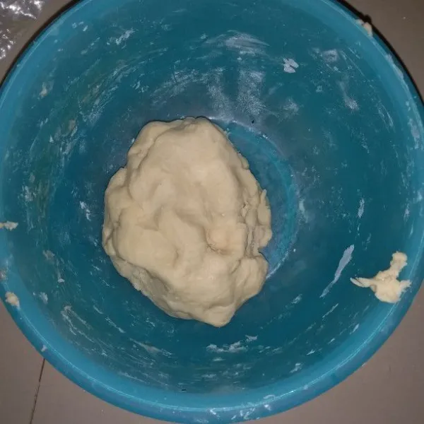 Pindahkan ke dalam wadah. Tambahkan garam, kaldu bubuk, telur, dan tepung tapioka. Uleni hingga adonan dapat dibentuk